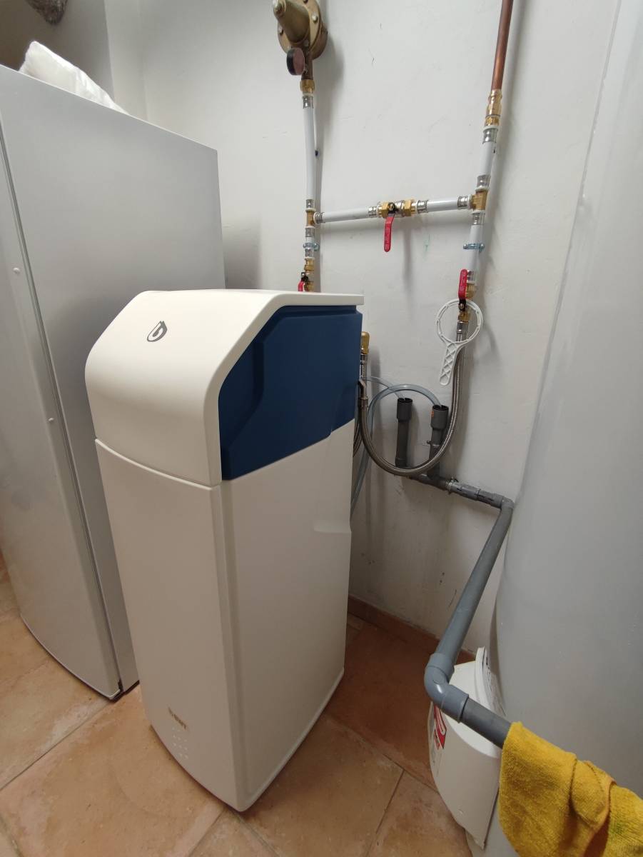 Installation finale adoucisseur d'eau artisan pomblier qualifie a draguignan