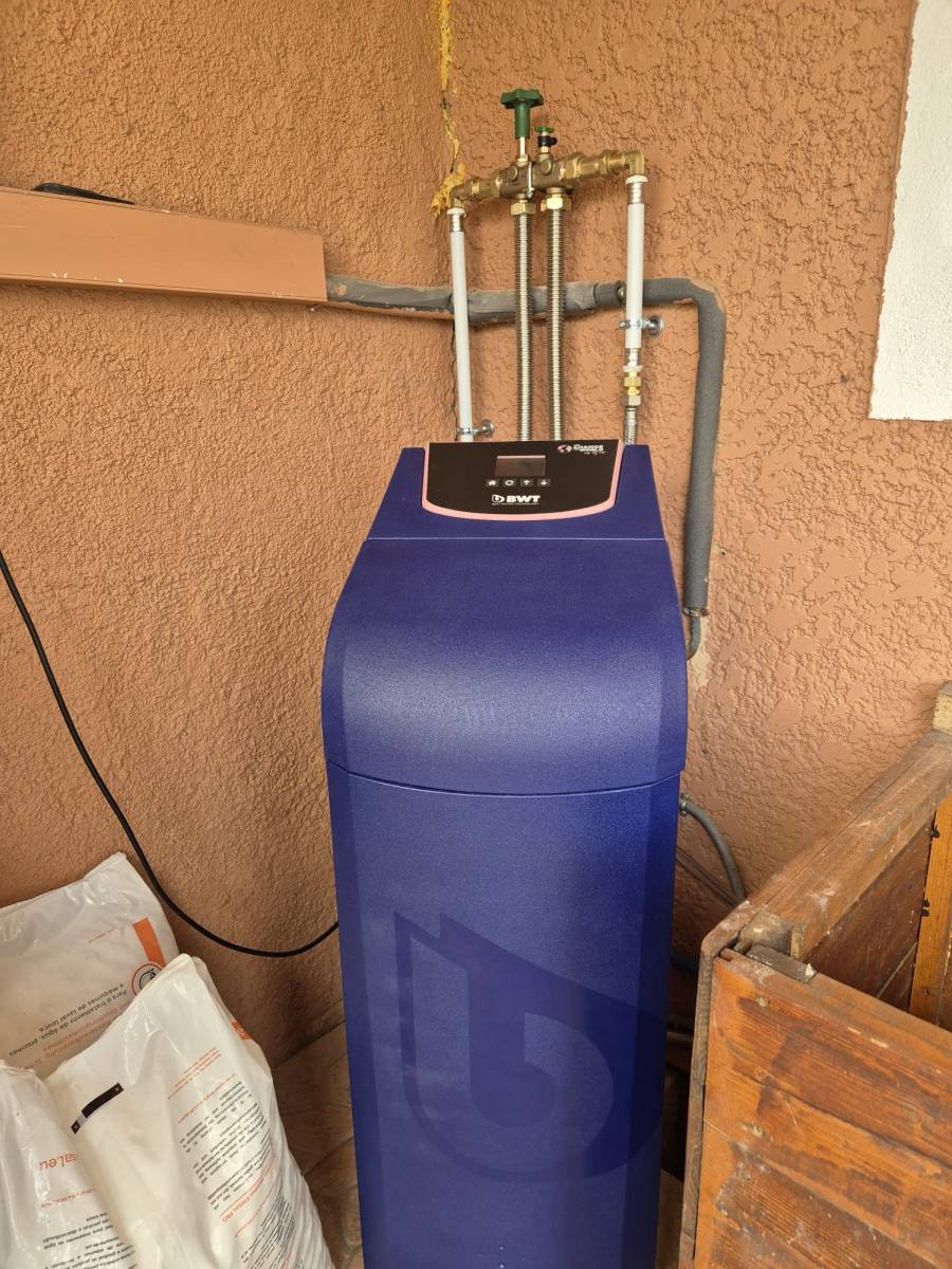 Après installation adoucisseur d'eau BWT par un artisan qualifié dans une maison a sainte maxime dans le golfe de saint tropez