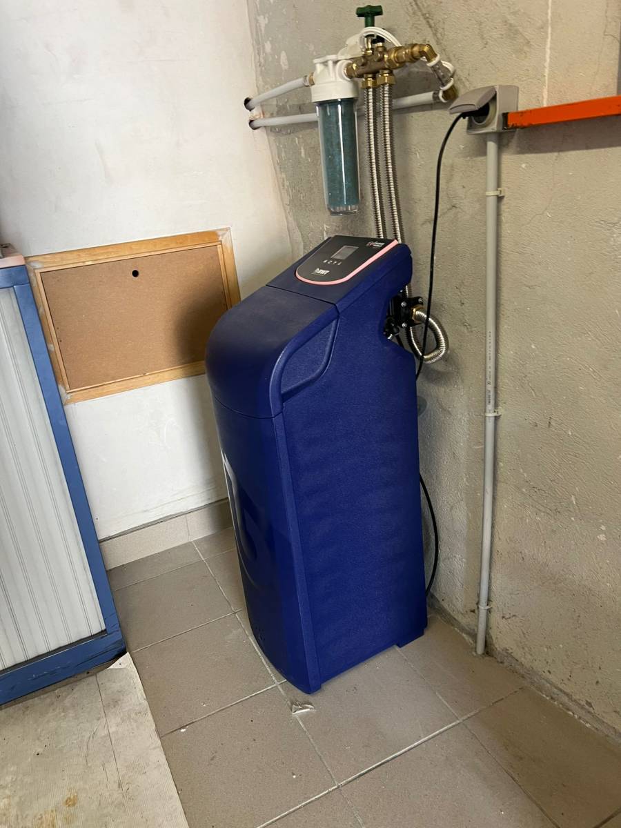installation d'un adoucisseur d'eau dans une maison a sainte maxime dans le golfe de saint tropez dans le var