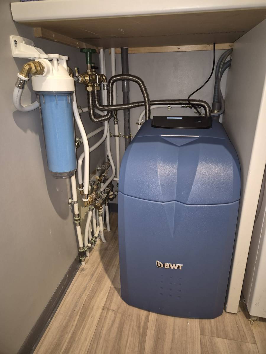 adoucisseur d'eau de la gamme bwt installé par un artisan plombier qualifié dans un appartement situe a sainte maxime dans le golfe de saint tropez