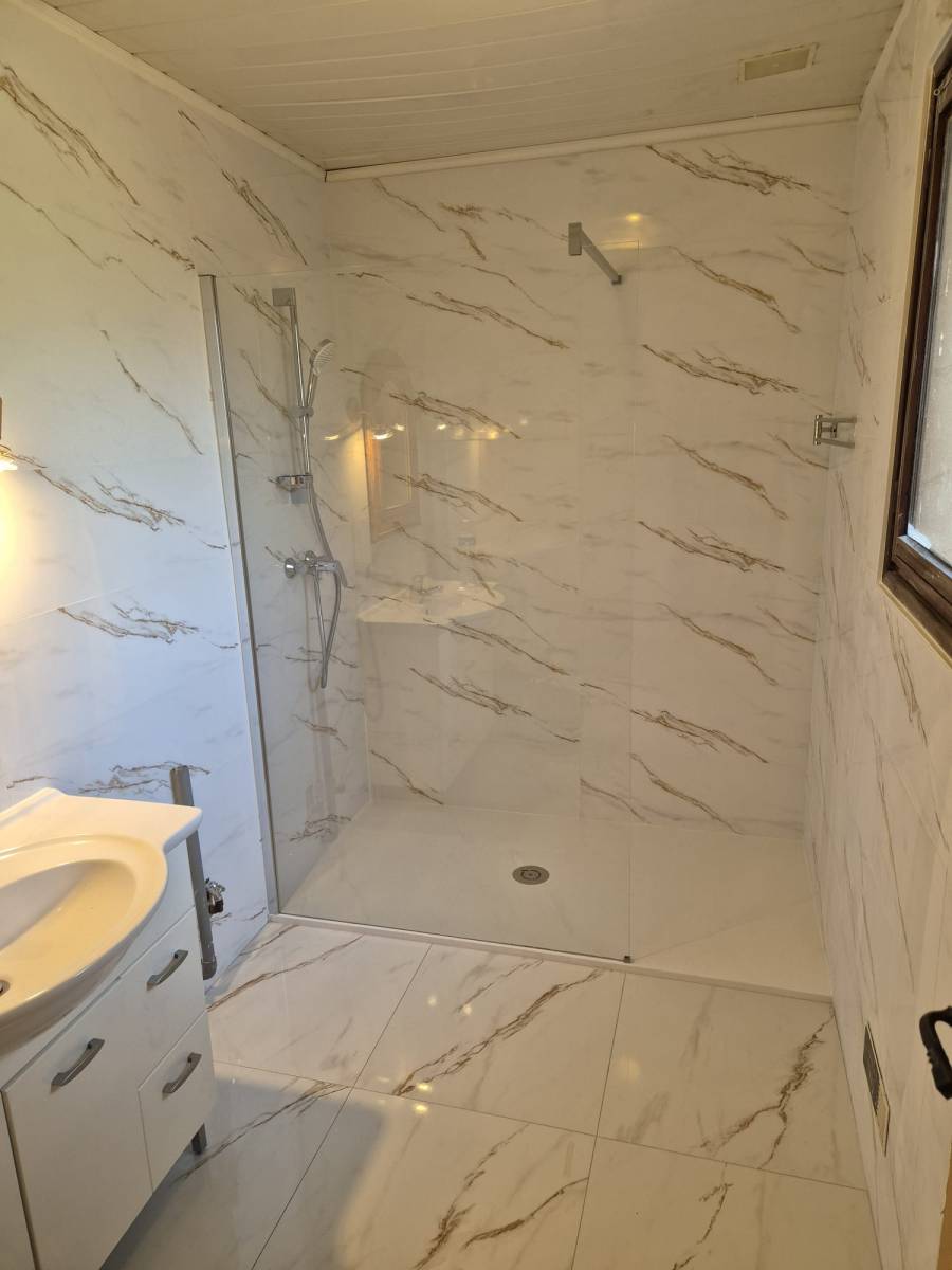 remplacement d'une paroi de douche par un artisan plombier qualifié a draguignan 83300 dans le var