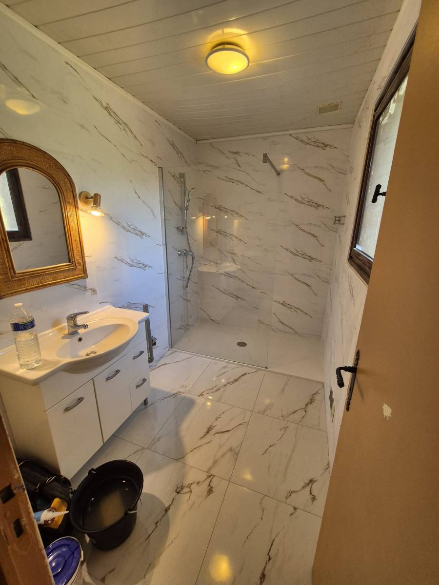 renovation complete d'une salle de bains avec baignoire ancienne pour une douche à l'italienne moderne dans une maison à sainte maxime dans le golfe de saint tropez dans le var