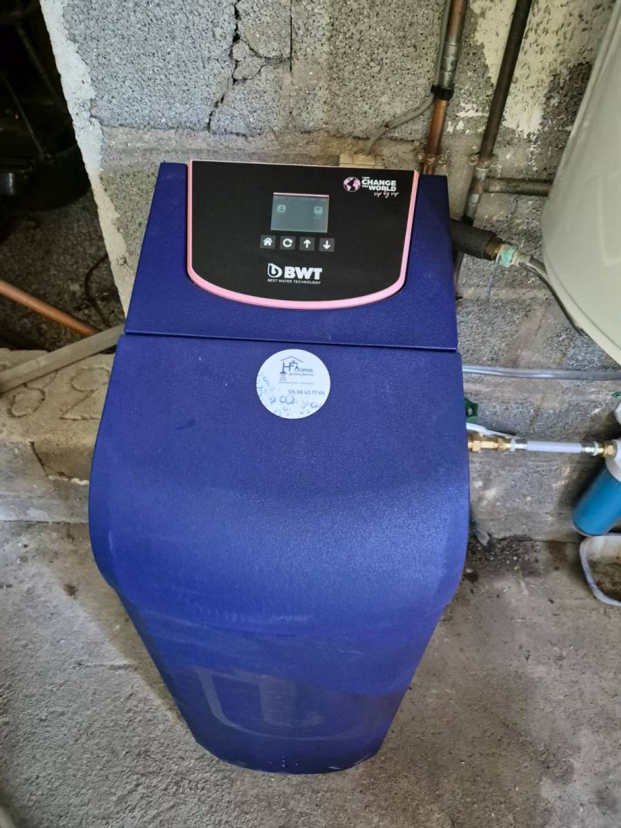 installation adoucisseur d'eau de la marque BWT par l'entreprise Fournil Plomberie dans une maison au Luc en Provence dans le Var