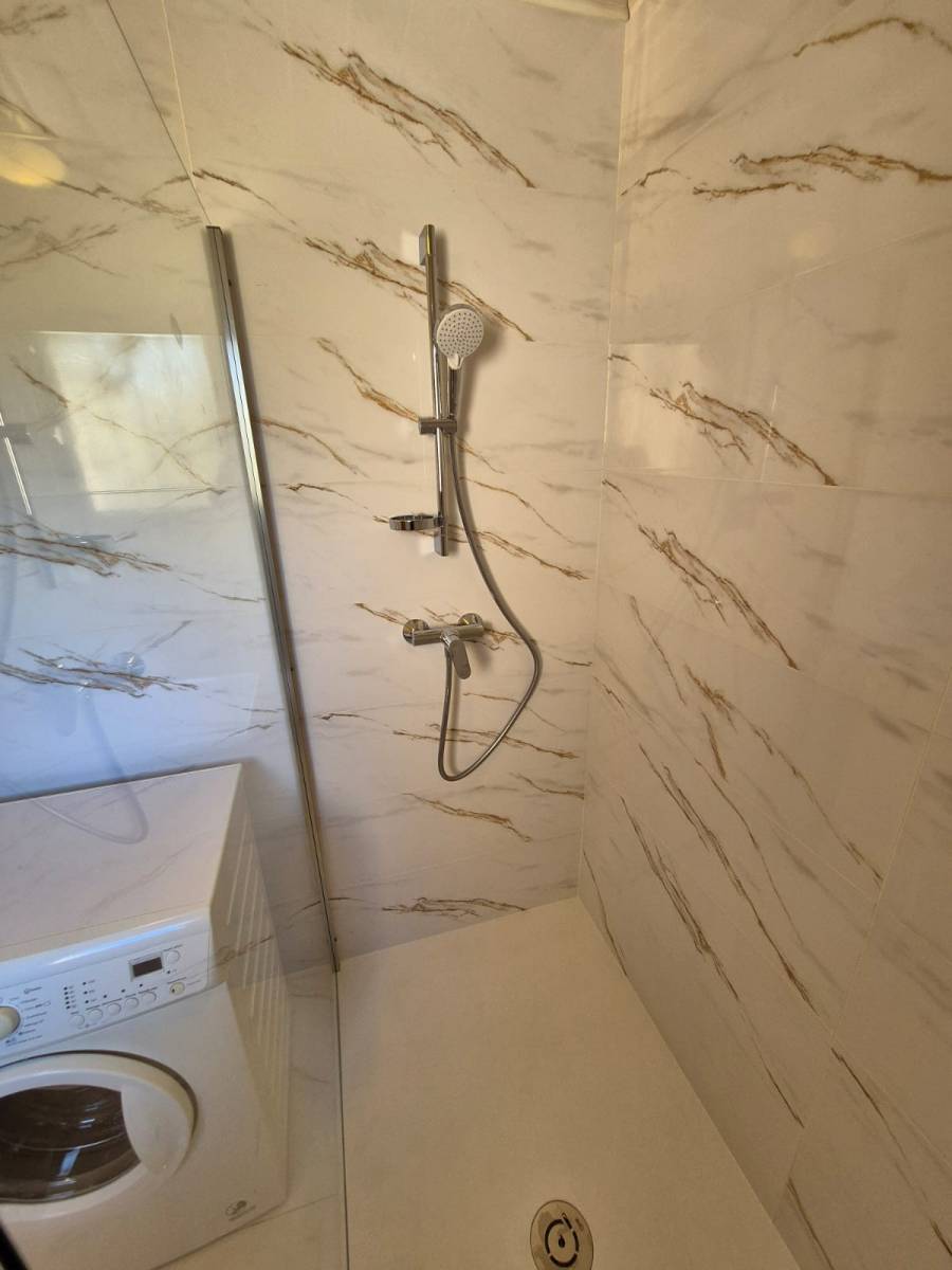 remplacement d'un ancien mitigeur de douche par un mitigeur plus moderne dans une maison a draguignan, réalisé par l'entreprise Fournil Plomberie