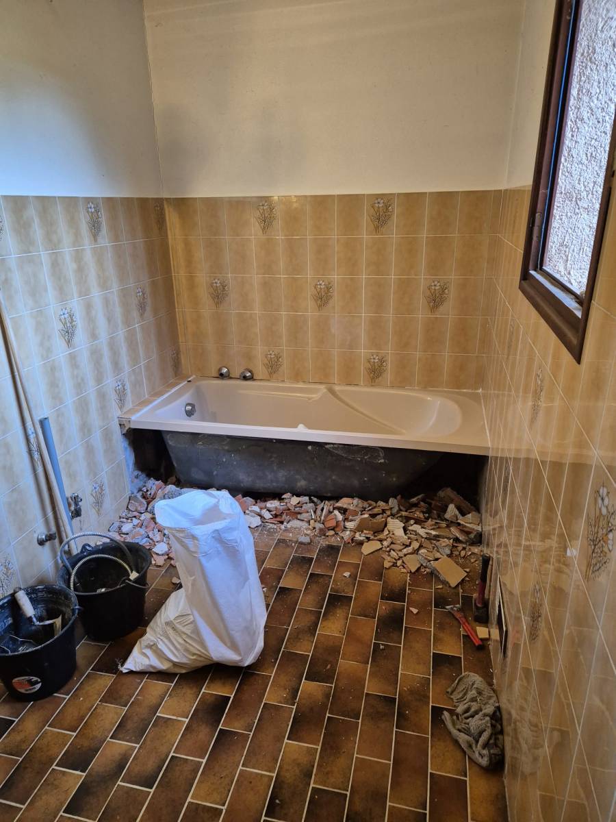 remplacement d'une ancienne baignoire par un receveur de douche plus moderne dans une maison a draguignan (83300) dans le var