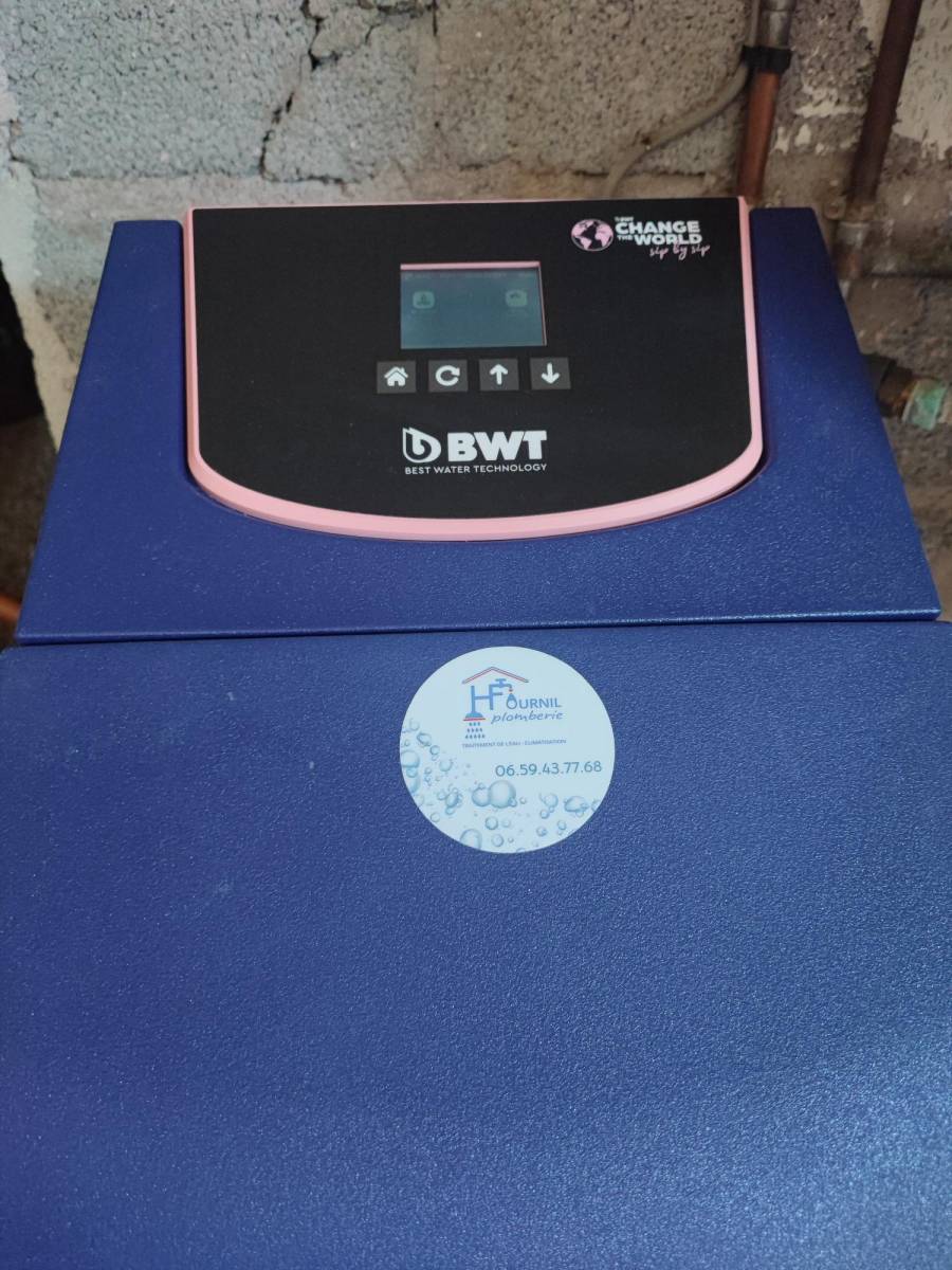 mise en service d'un adoucisseur d'eau de la marque BWT par l'entreprise Fournil Plomberie dans une maison a draguignan dans le var