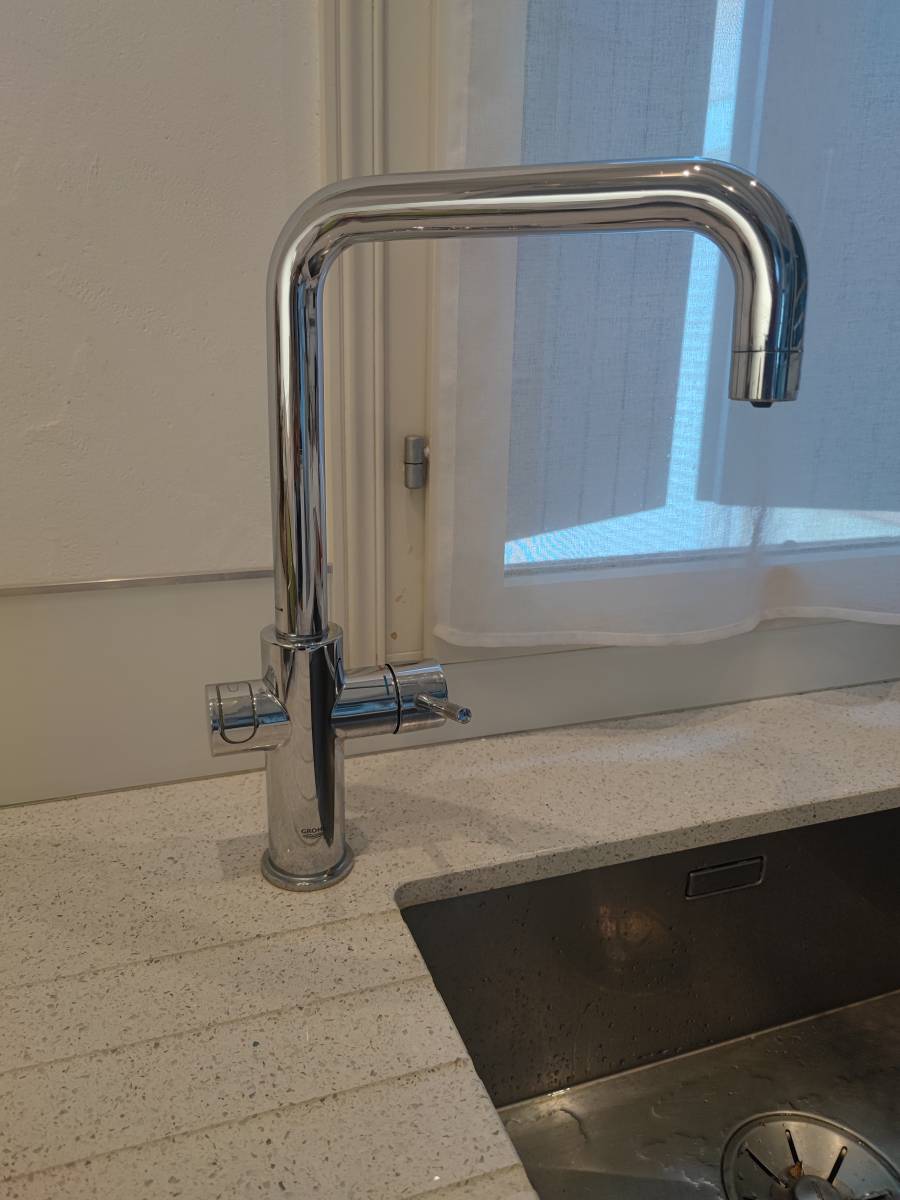 installation d'un robinet grohe avec le systeme grohe blus home pour une eau pure dans une maison a draguignan dans le var