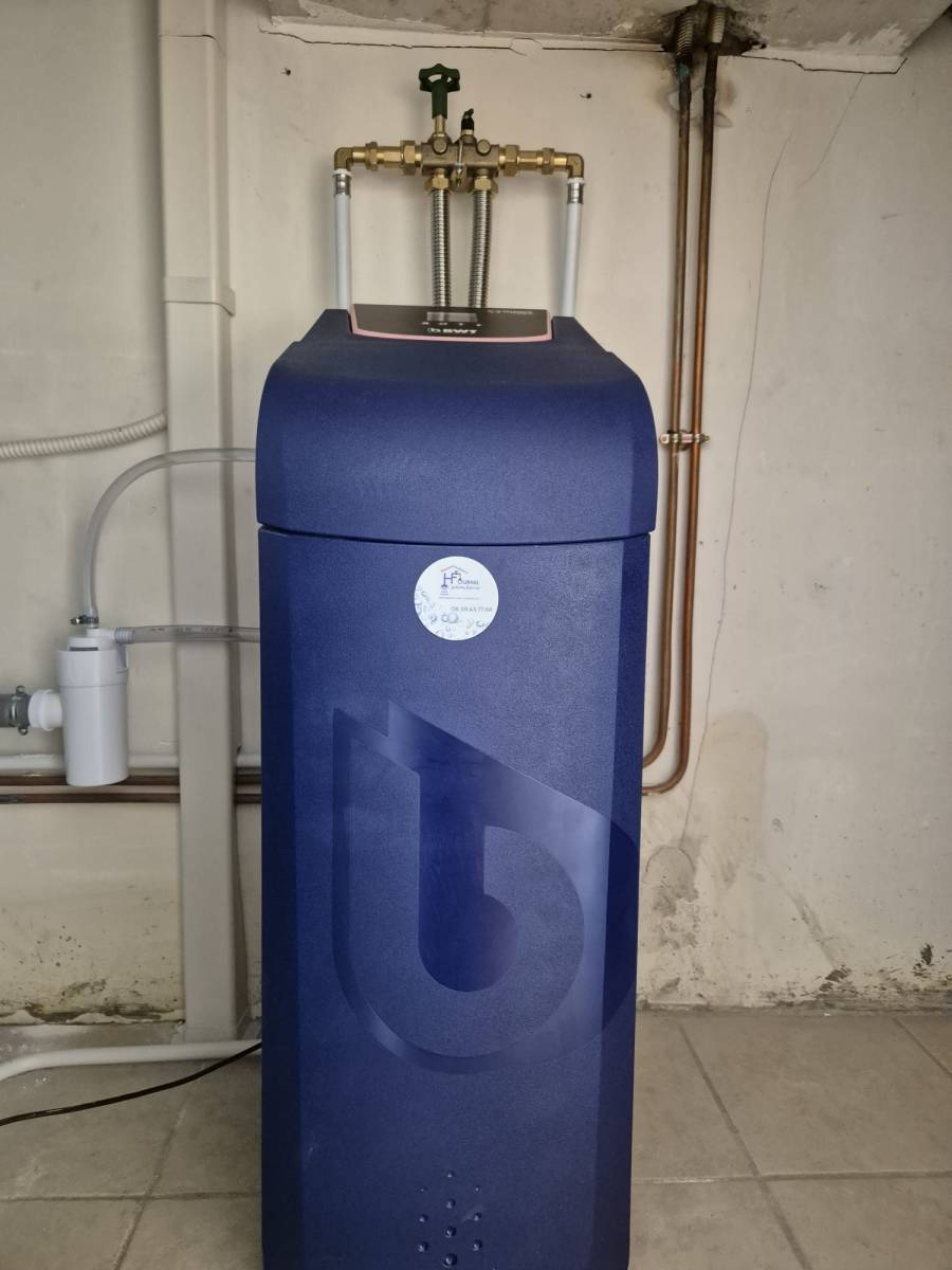 installation adoucisseur d'eau de la marque BWT My perla Optimum dans une maison à Draguignan
