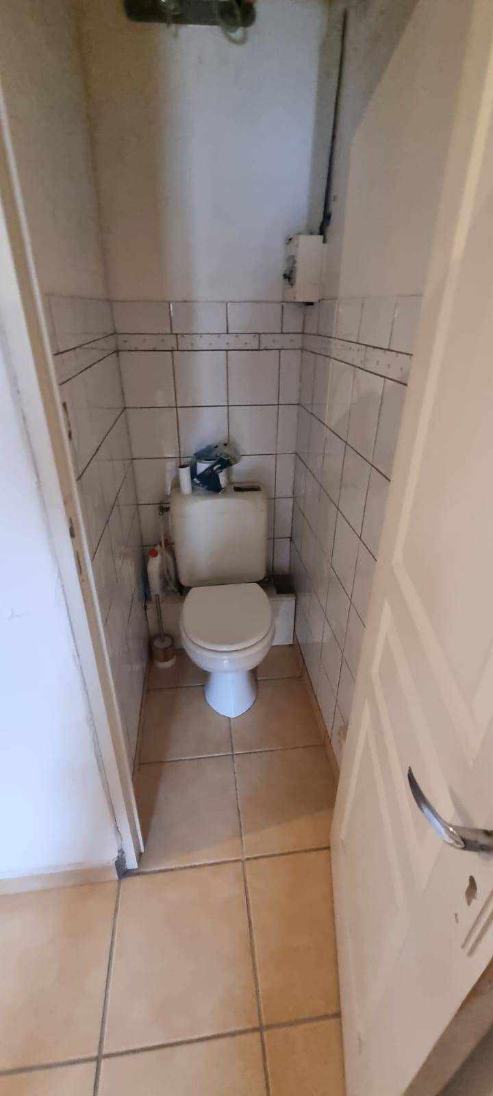 AVANT remplacement d'un ancien wc par l'entreprise Fournil Plomberie dans une maison a sainte maxime dans le golfe de saint tropez