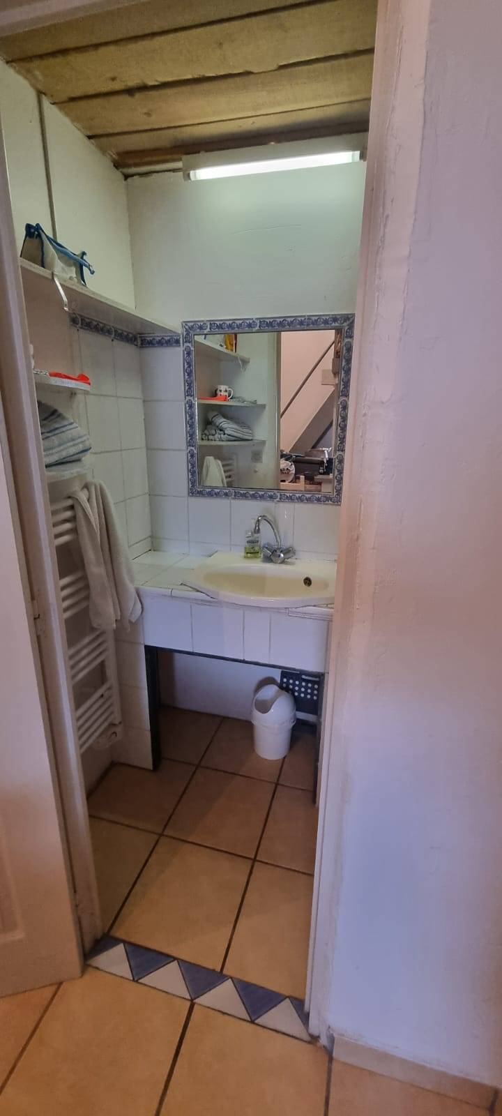 avant la rénovation complète d'un meuble vasque dans une salle de bains dans un appartement a draguignan dans le var